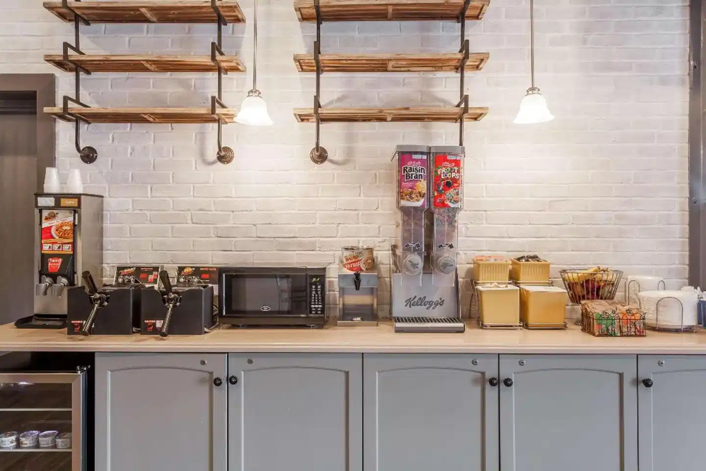 Days Inn & Suites by Wyndham Lancaster Amish Country Bar