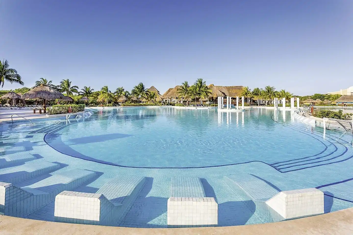 Grand Palladium Colonial Resort & Spa Pool
