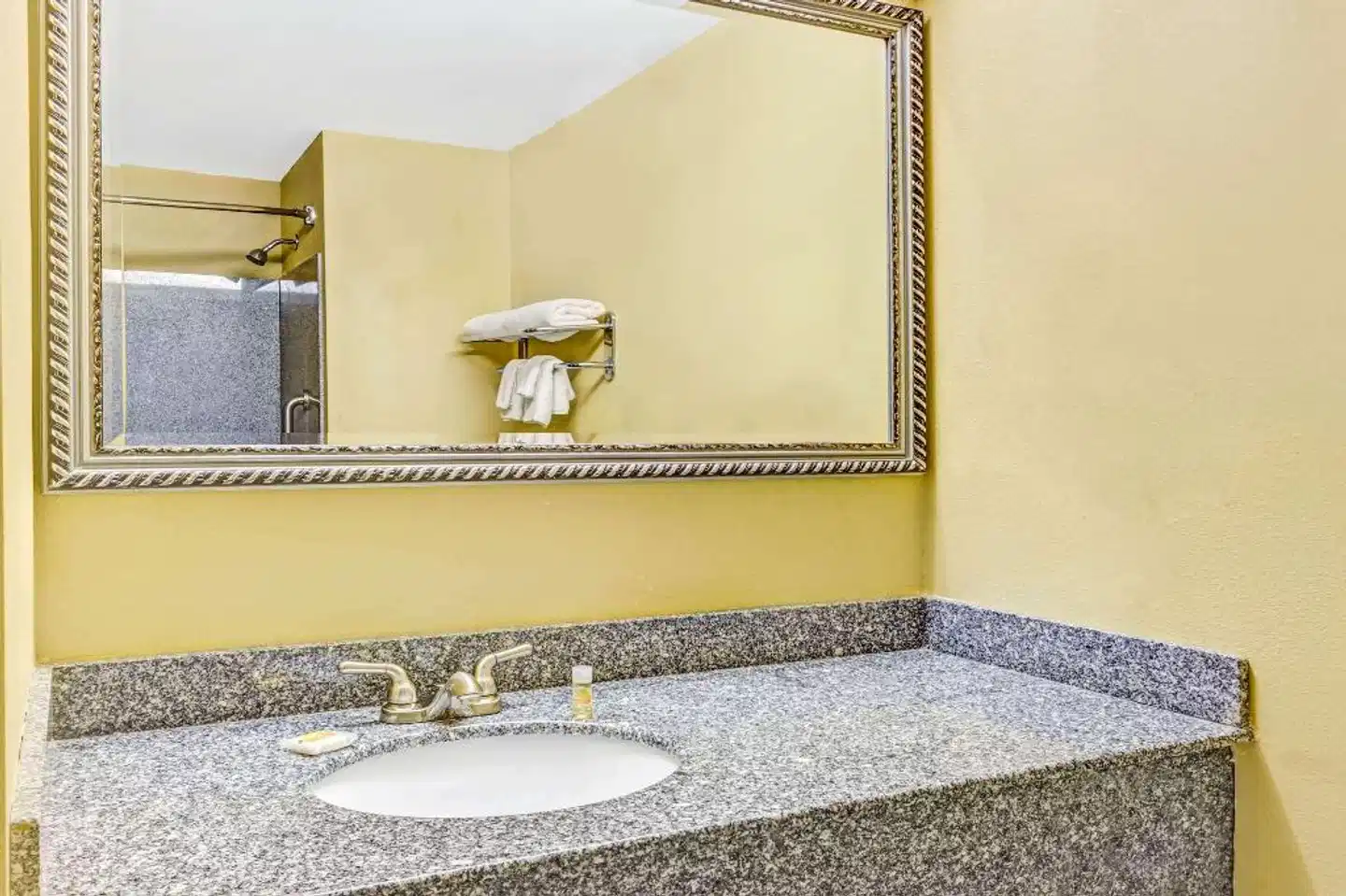 Days Inn & Suites by Wyndham Jeffersonville IN Badezimmer