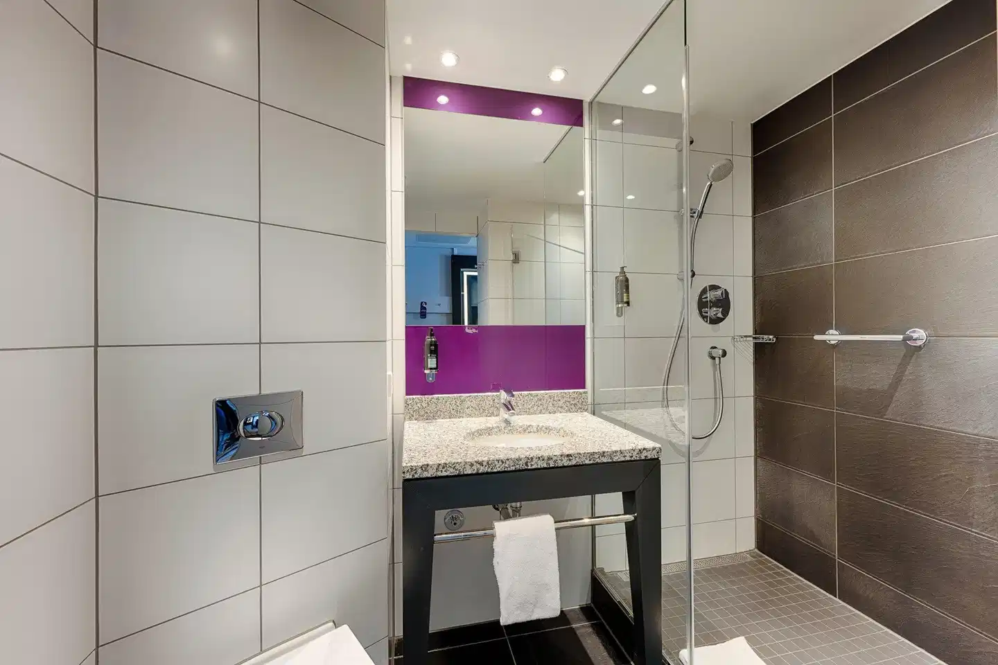 Premier Inn Berlin Alexanderplatz Badezimmer