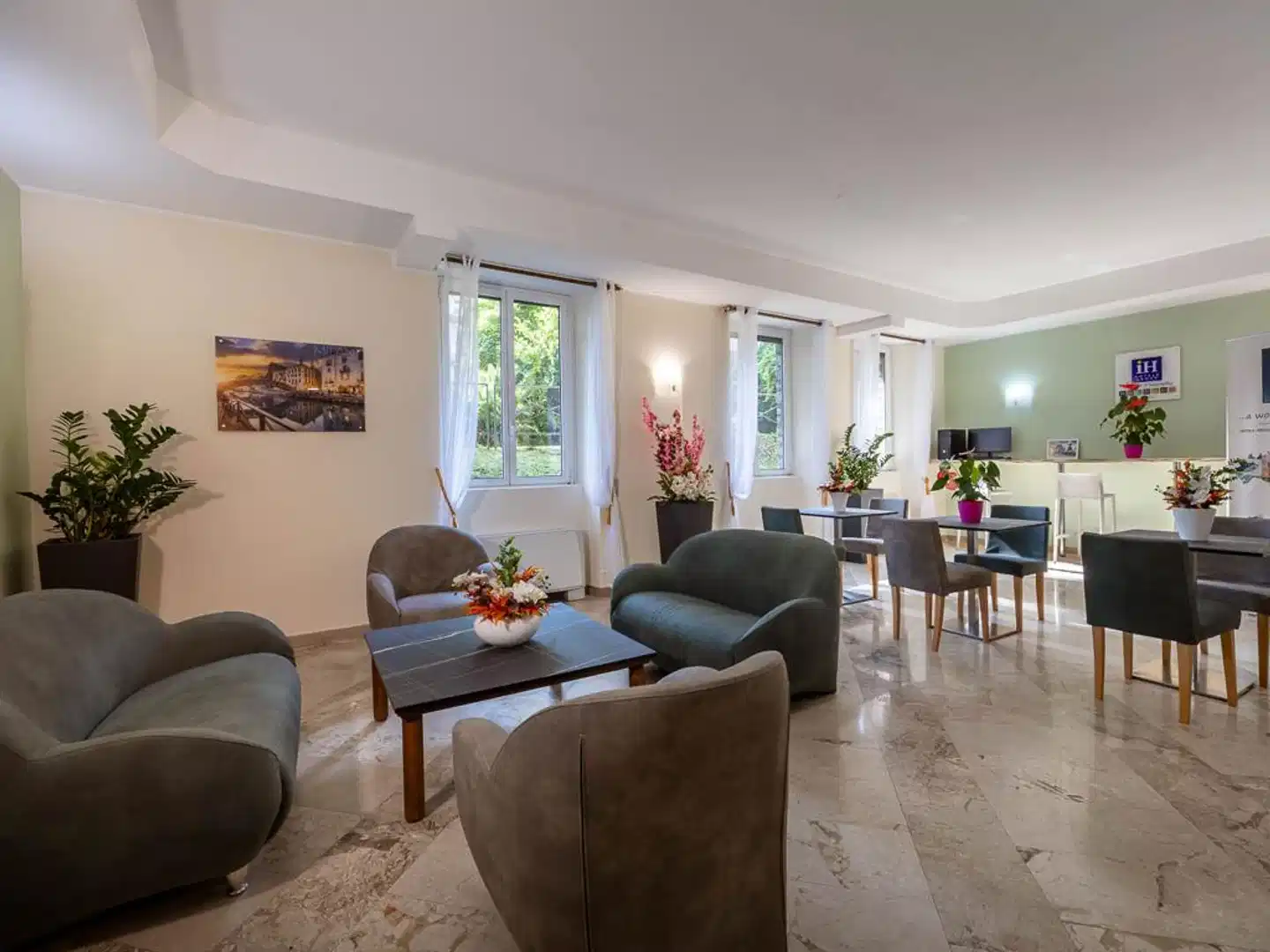 iH Aparthotel Milano Argonne Park Lobby