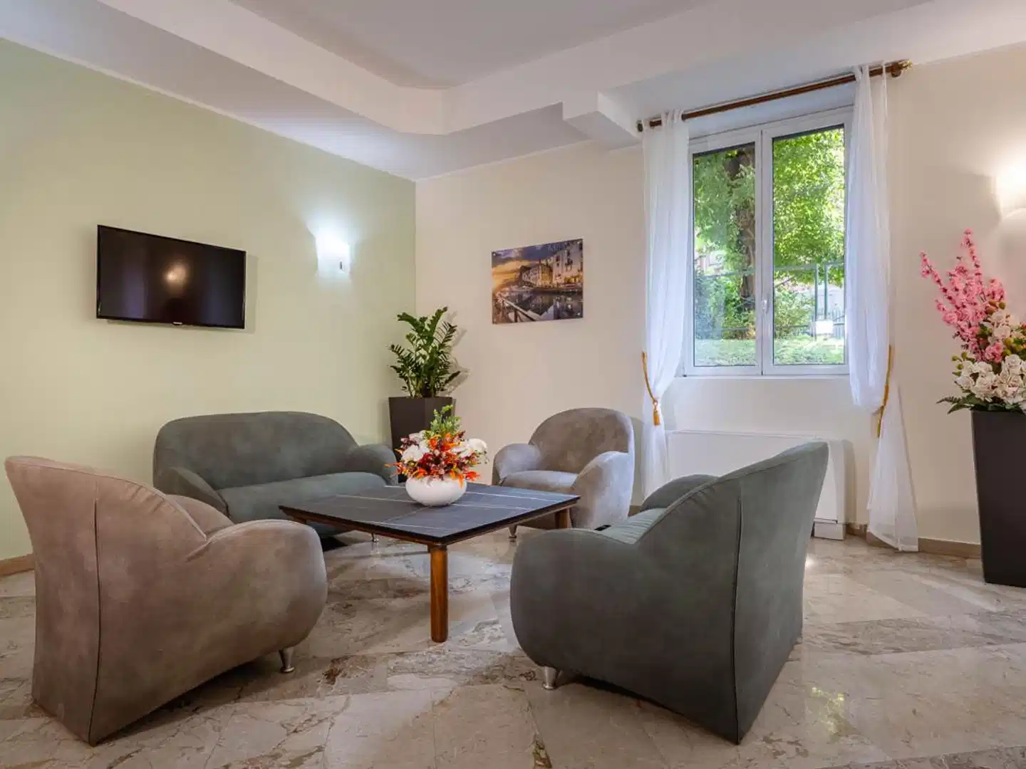 iH Aparthotel Milano Argonne Park Lobby