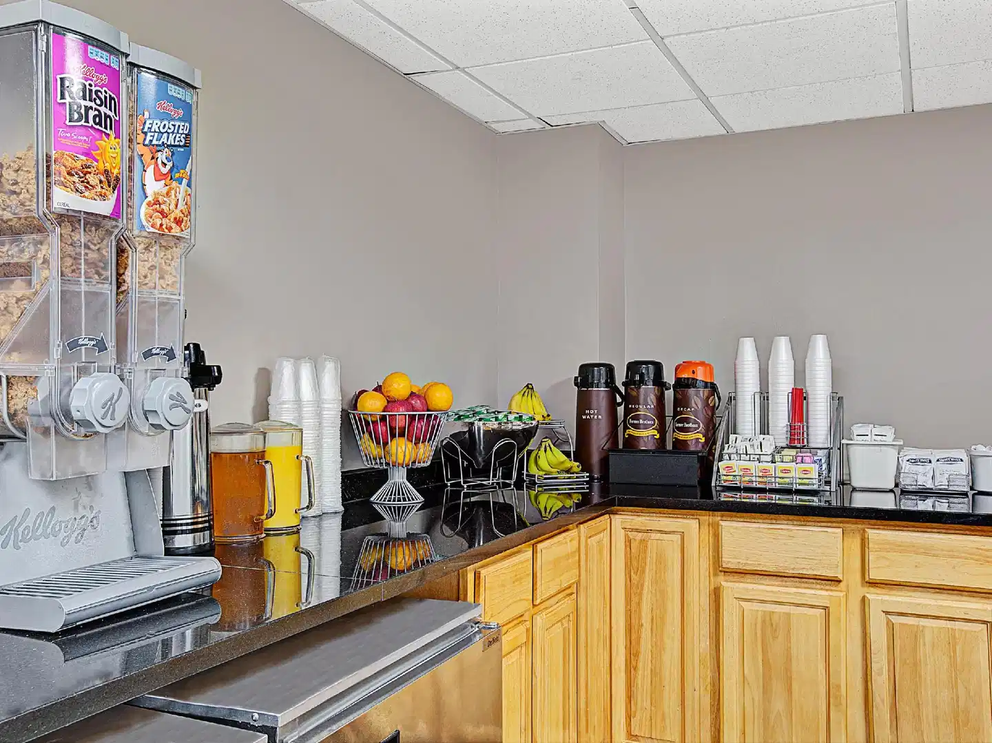 Super 8 by Wyndham, Jamaica North Conduit Lobby