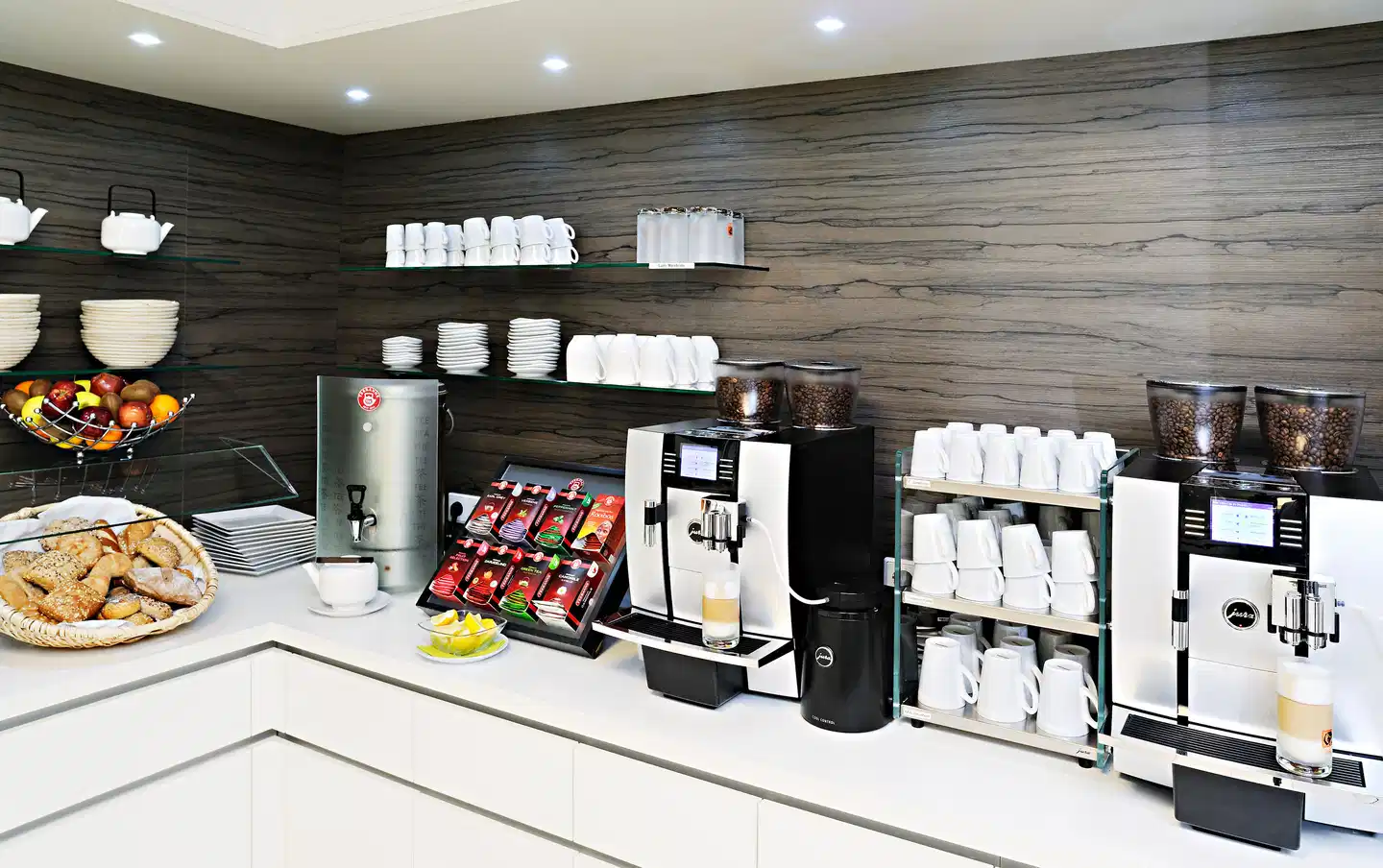 harry's home Wien Millennium Tower Lobby