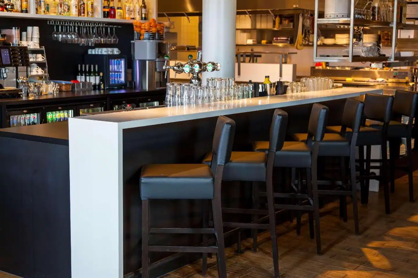 DoubleTree by Hilton Hotel Amsterdam - NDSM Wharf Bar