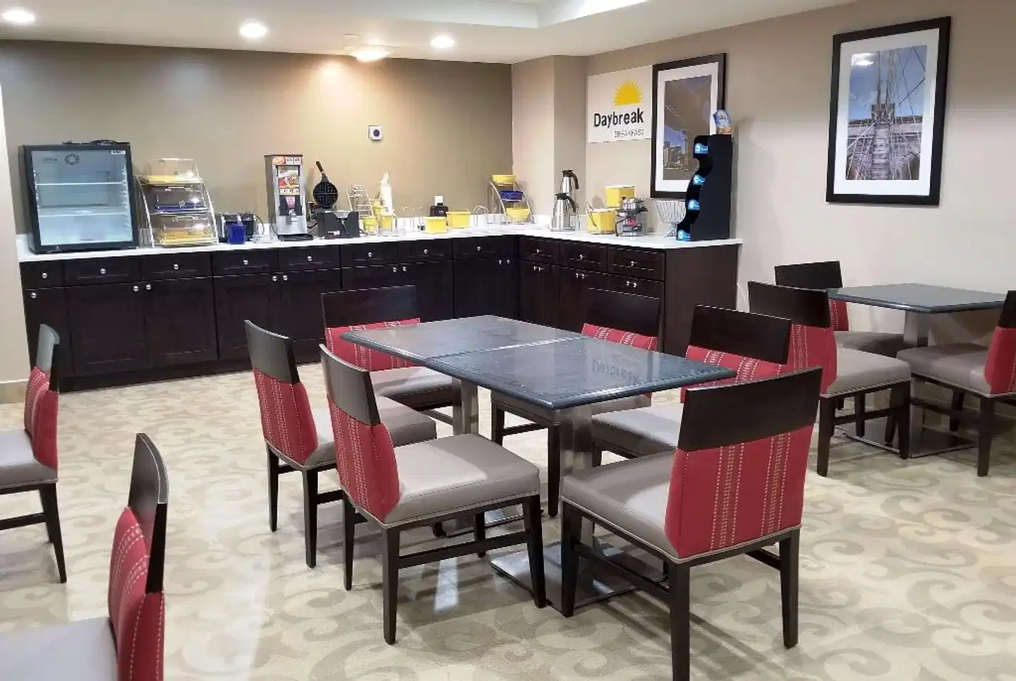 Days Inn by Wyndham Brooklyn Marine Park Bar