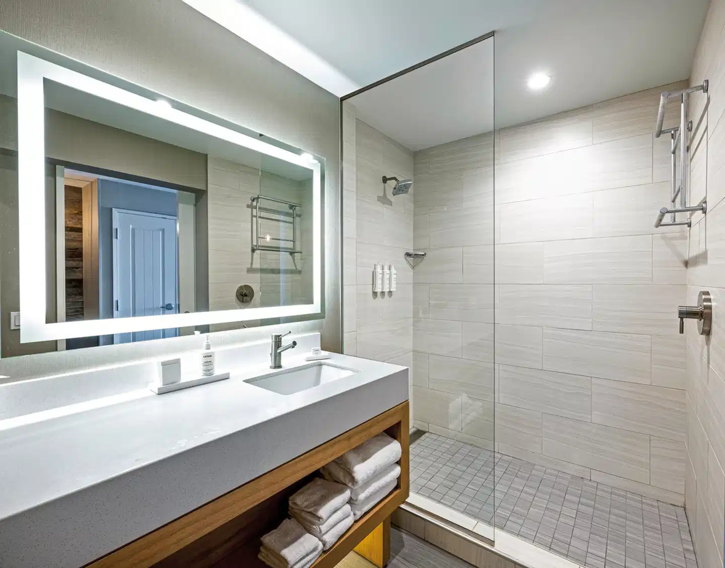 Inn at the Pier Pismo Beach, Curio Collection by Hilton Badezimmer