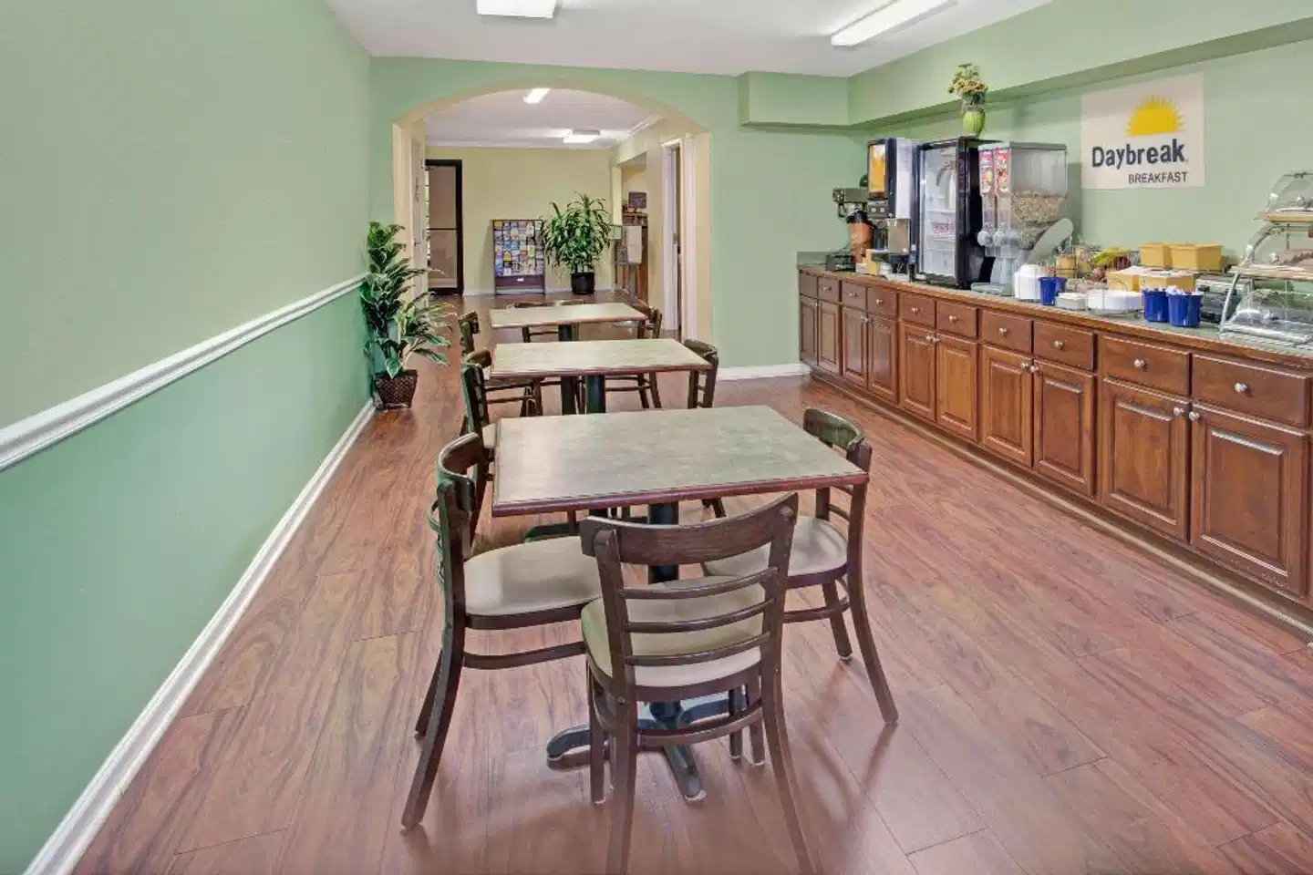 Days Inn by Wyndham Marietta White Water Bar