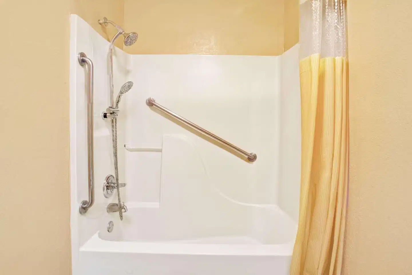 Days Inn by Wyndham Marietta White Water Badezimmer