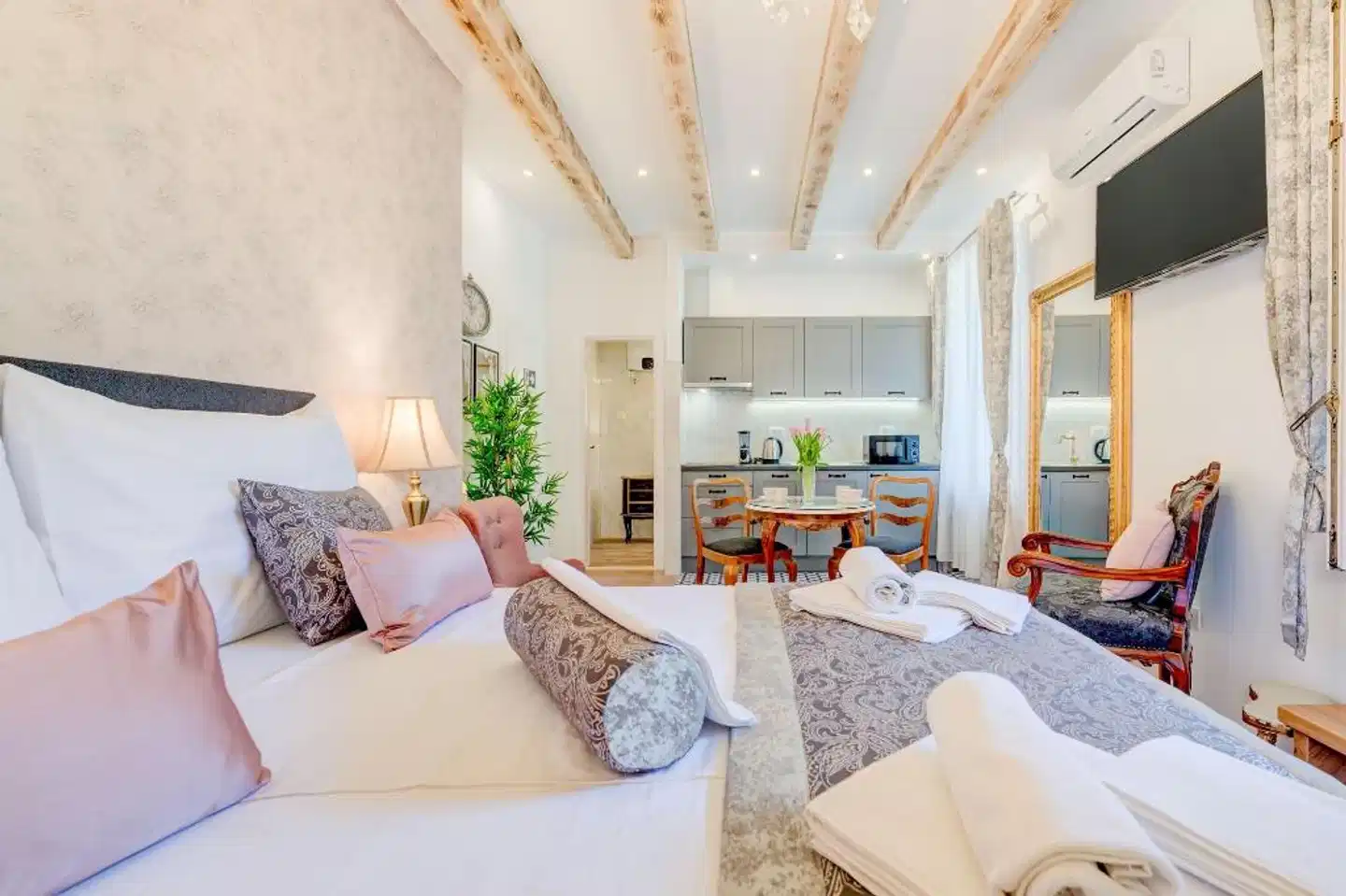 Le Monde Luxury Accommodation Lobby