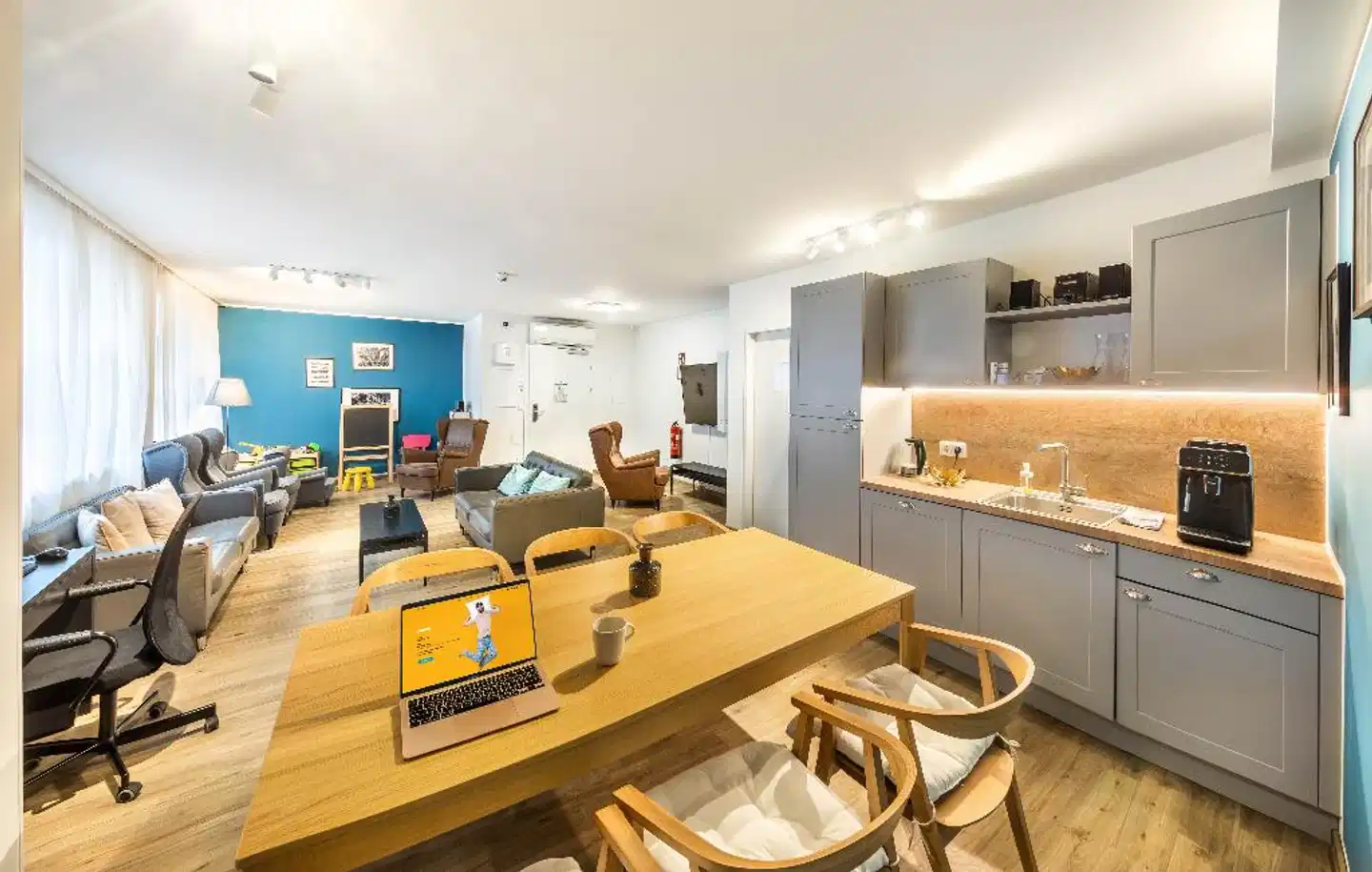 Jimmy's Apartments Lory Lobby