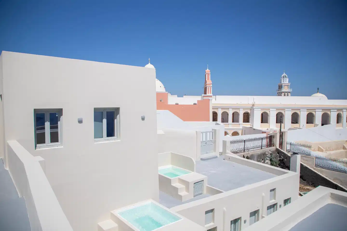 Caldera Cliff Illusion Suites Aussenansicht