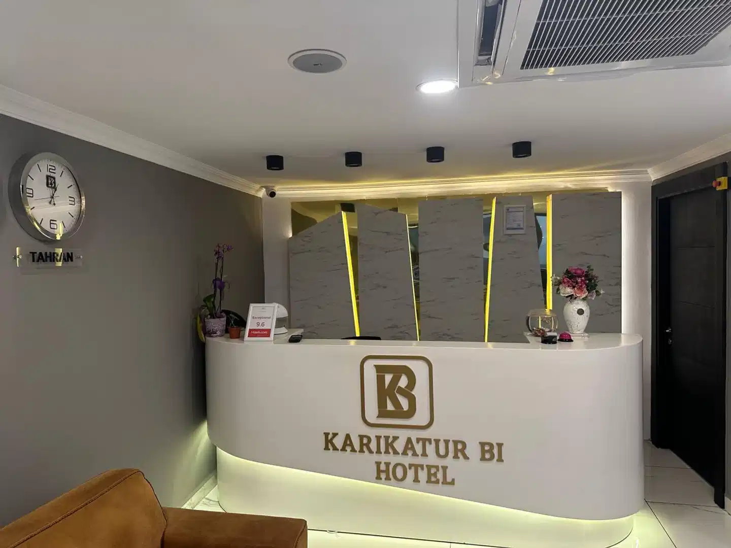 karikatur bi hotel Lobby