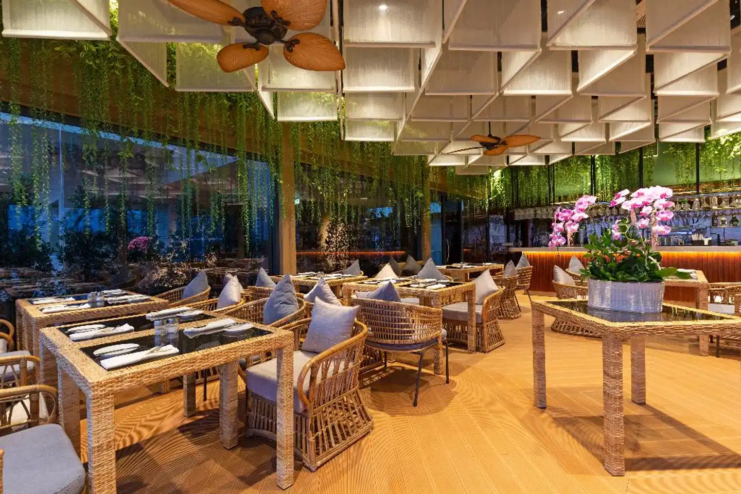 SUN & MOON, Riverside Hotel Restaurant