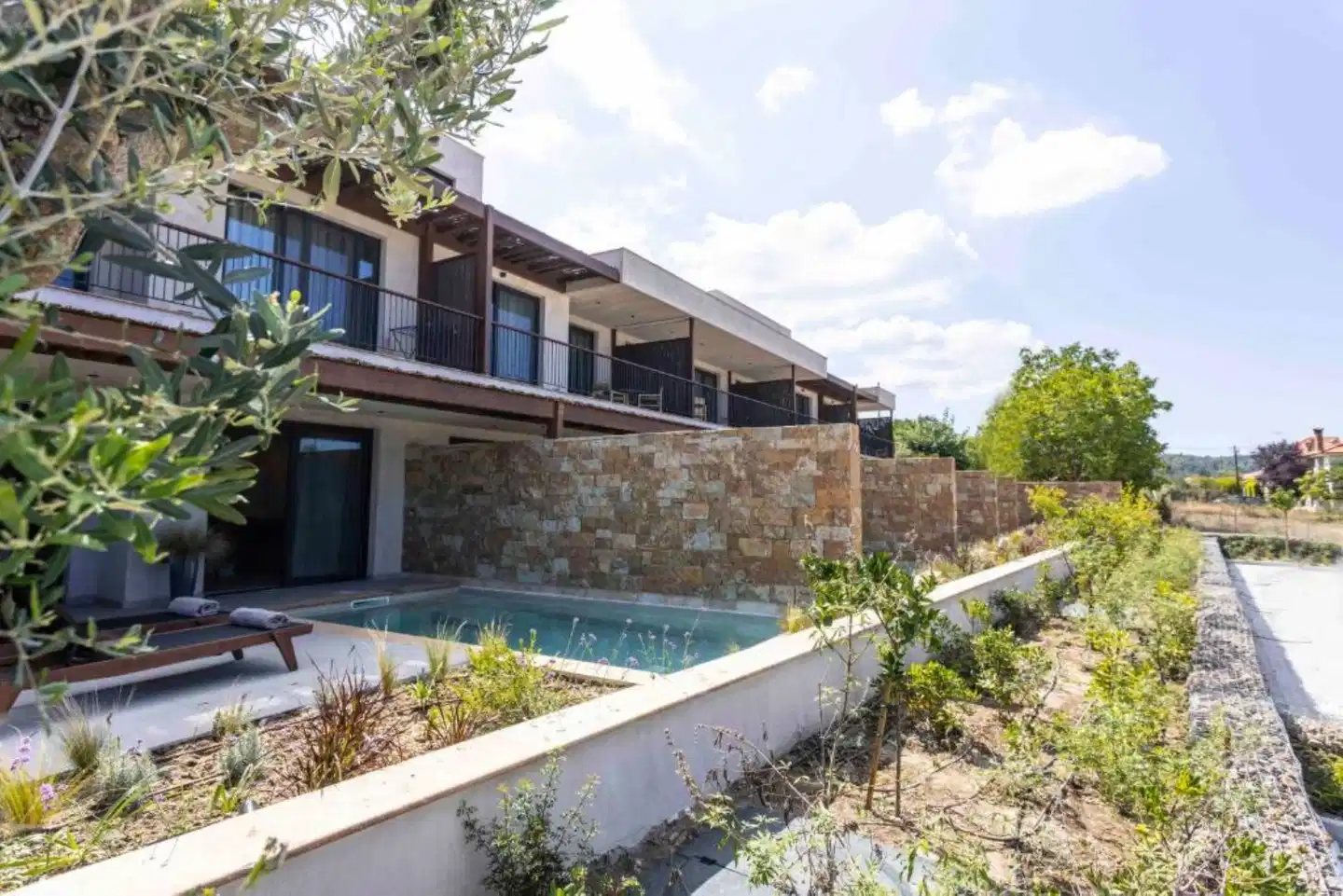 Pnoes Luxury Suites Aussenansicht