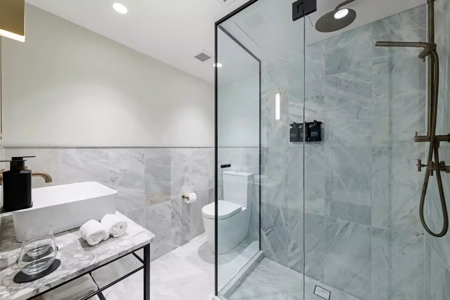 202 Elizabeth Badezimmer