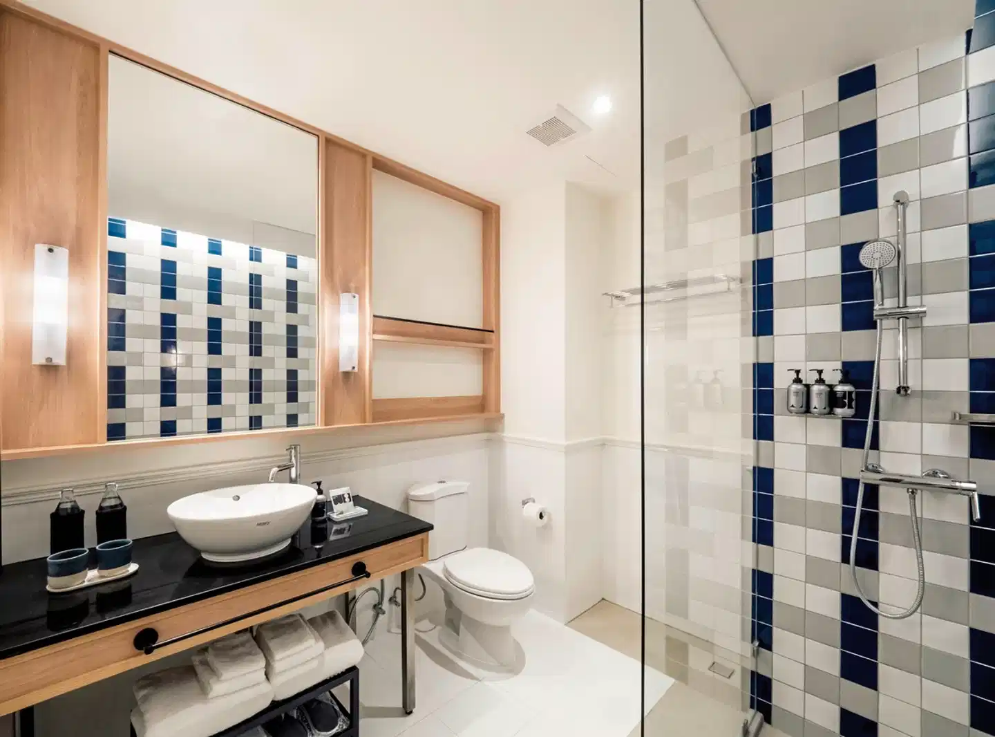 The StandardX Bangkok Phra Arthit Badezimmer