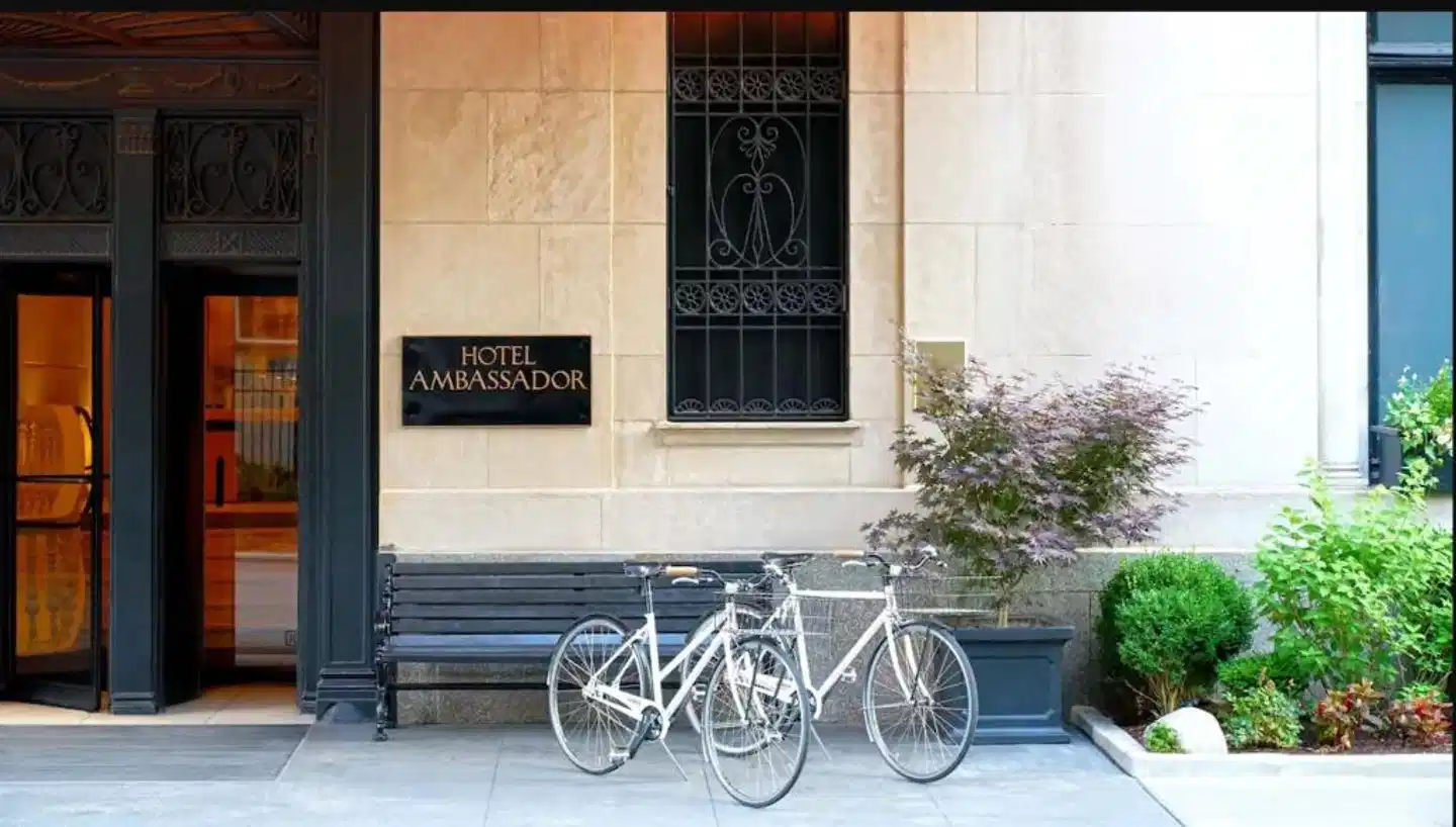 Ambassador Chicago Terrasse