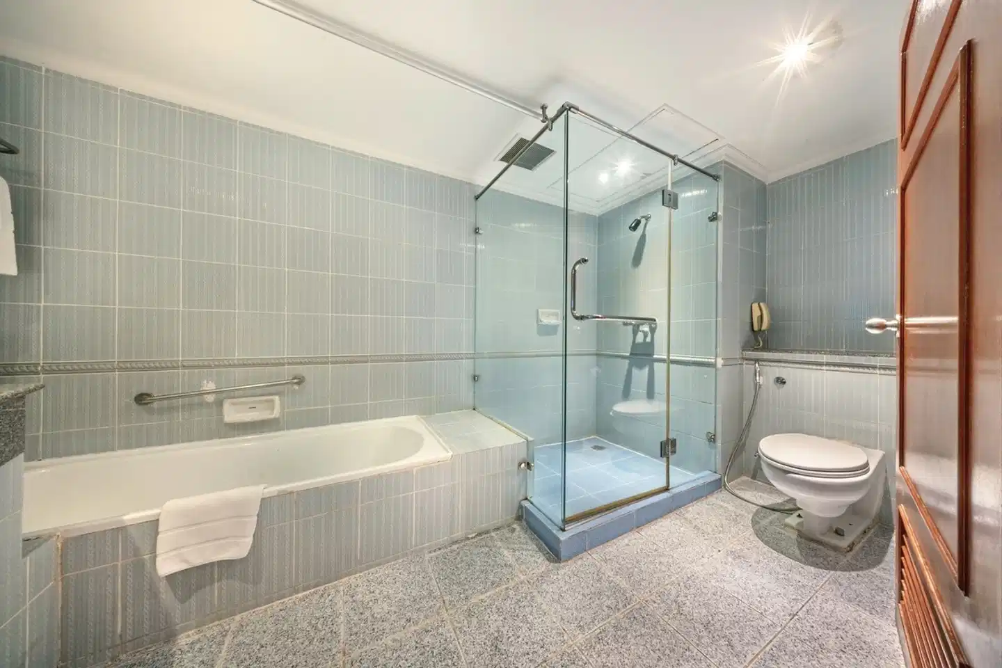 Royal Benja Hotel Badezimmer