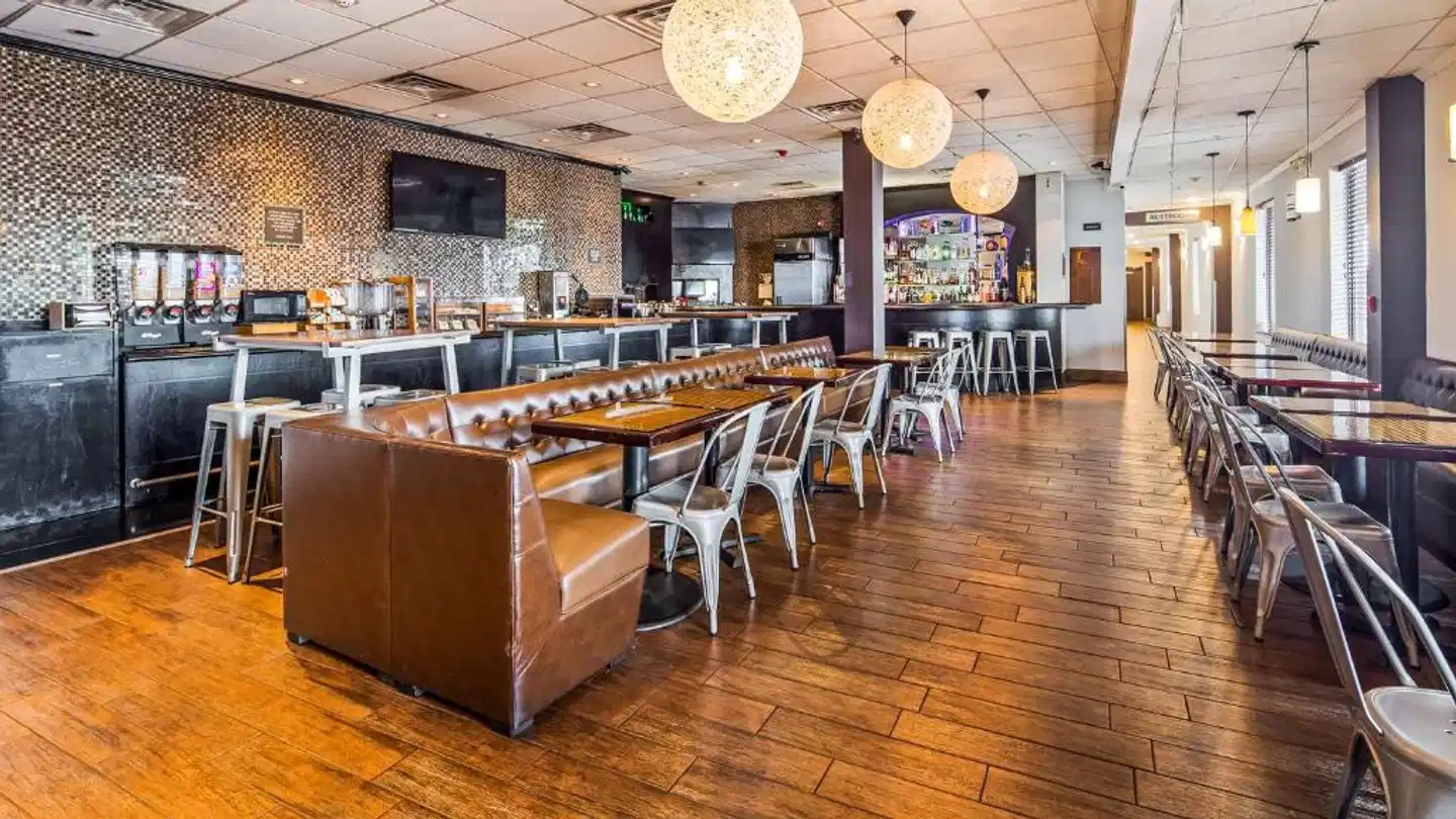 Best Western Plus Newark Airport West Bar