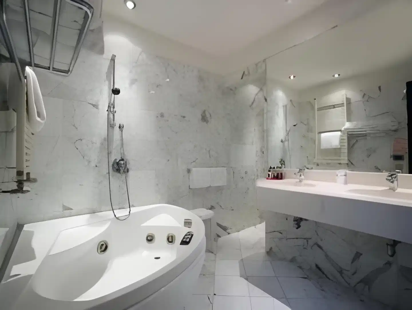 Admiral Art Hotel Badezimmer