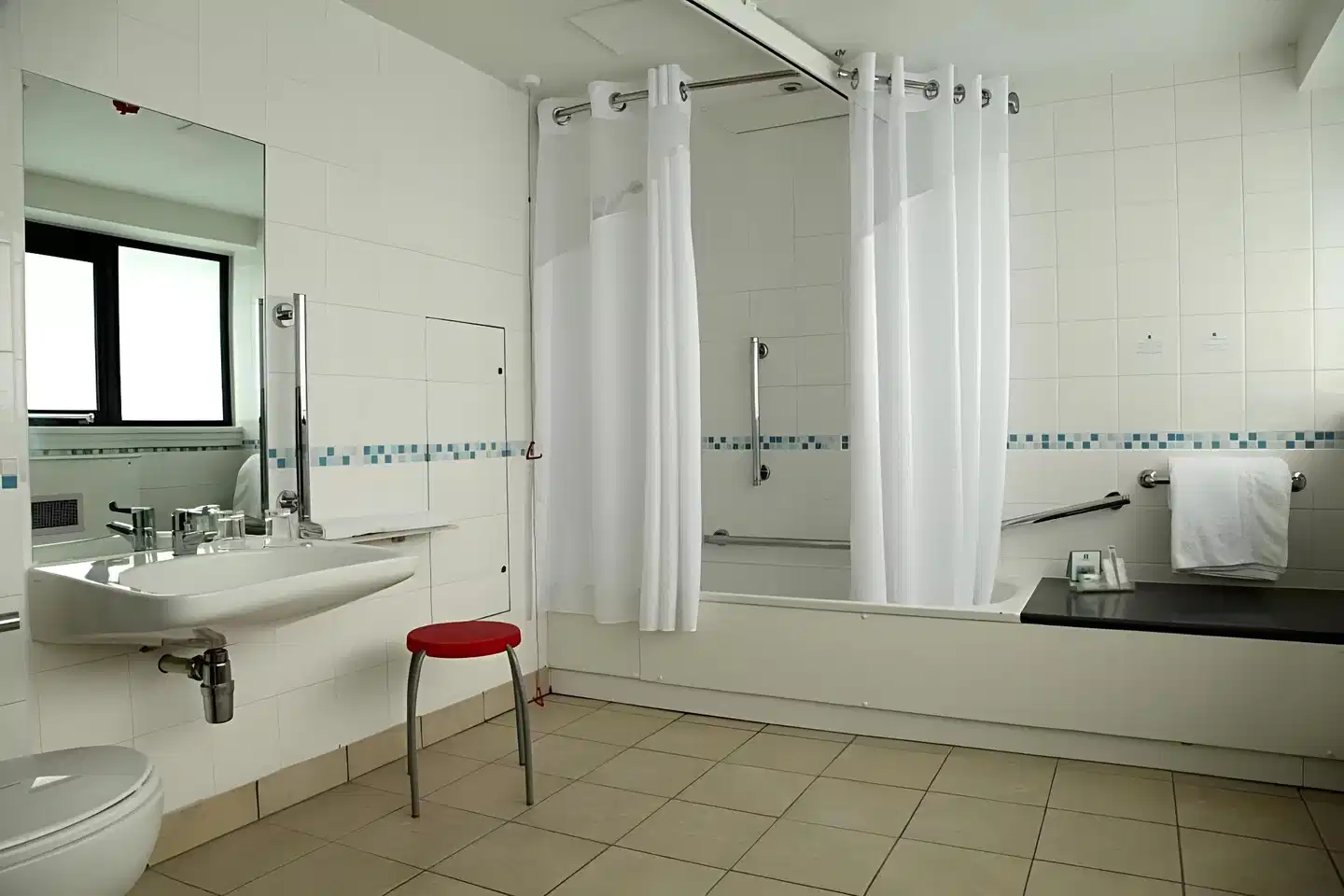 Holiday Inn Cardiff City Badezimmer