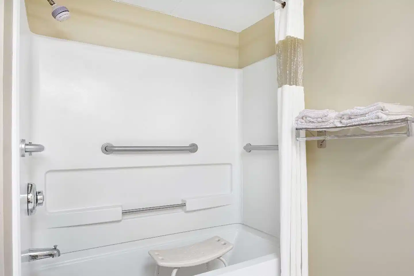 Days Inn by Wyndham Burlington East Badezimmer