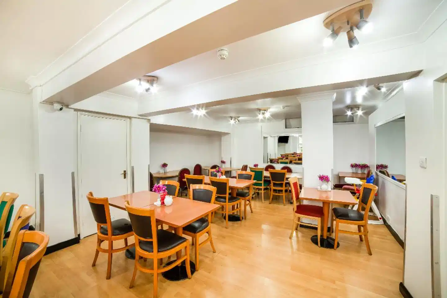 OYO Townhouse New England Victoria Restaurant