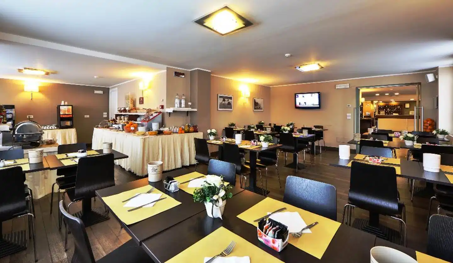 Regal Hotel & Apartments Bar