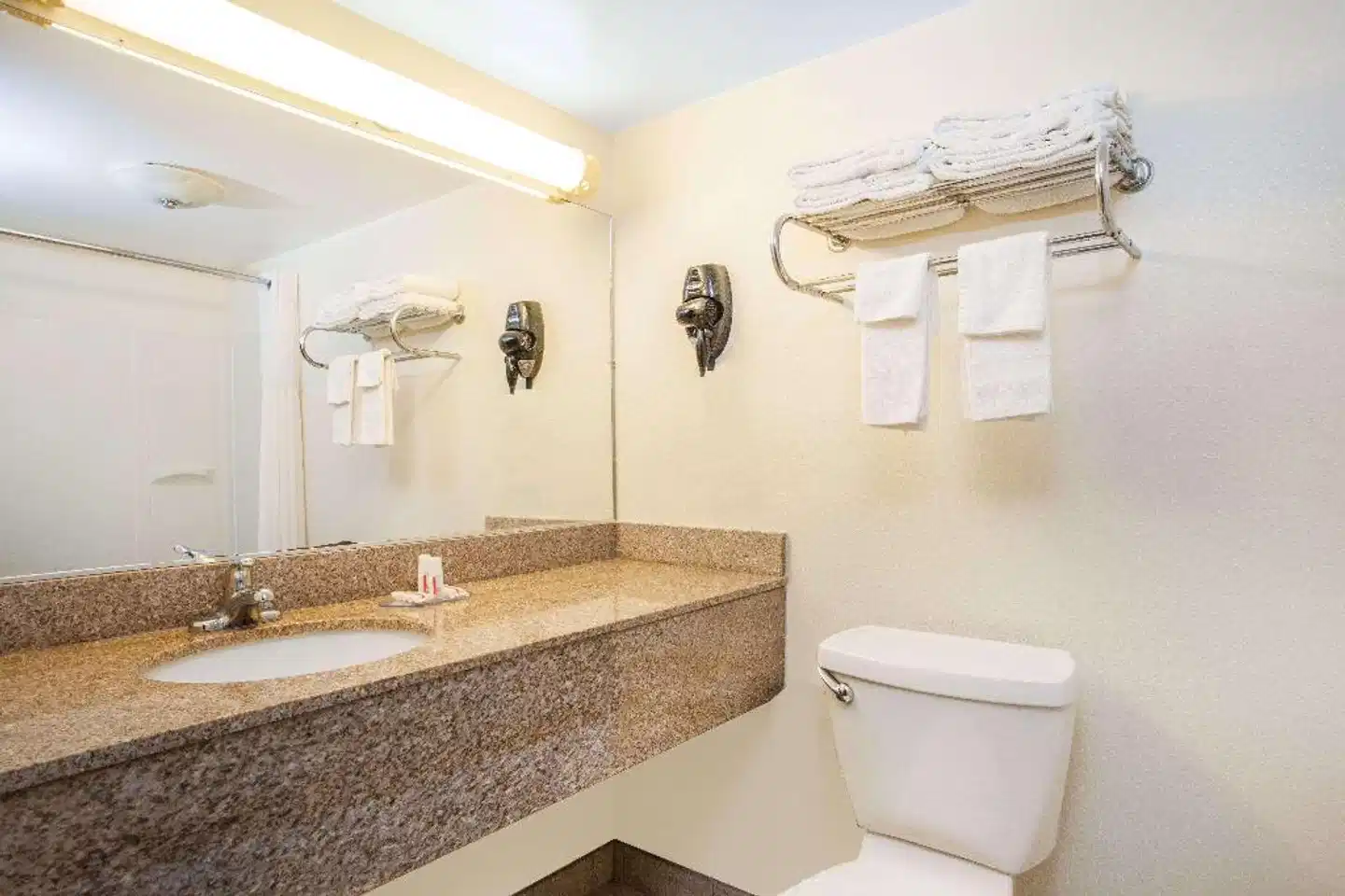 Days Inn by Wyndham Aberdeen Badezimmer