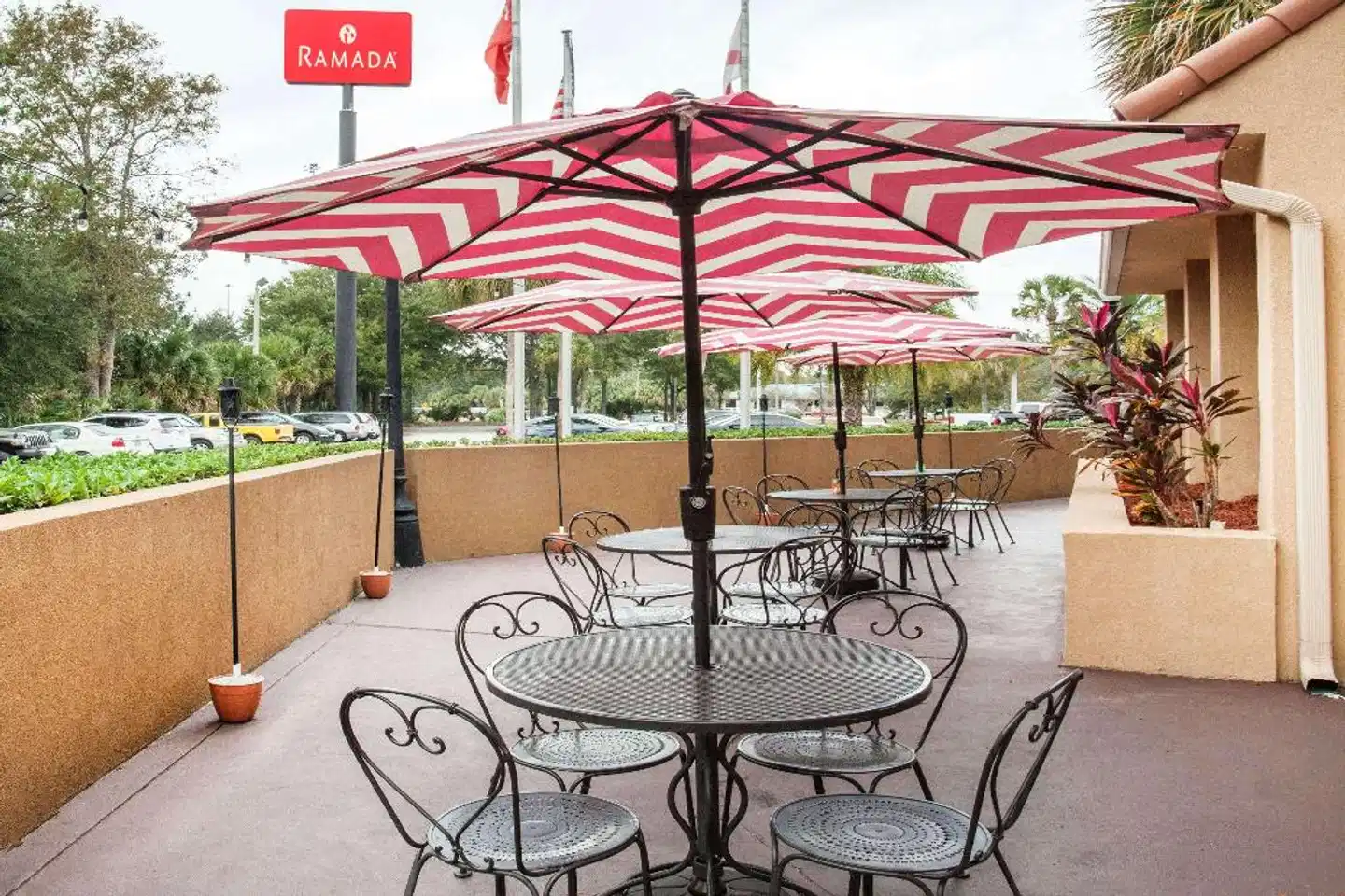 Ramada by Wyndham Jacksonville I-95 by Butler Blvd Terrasse