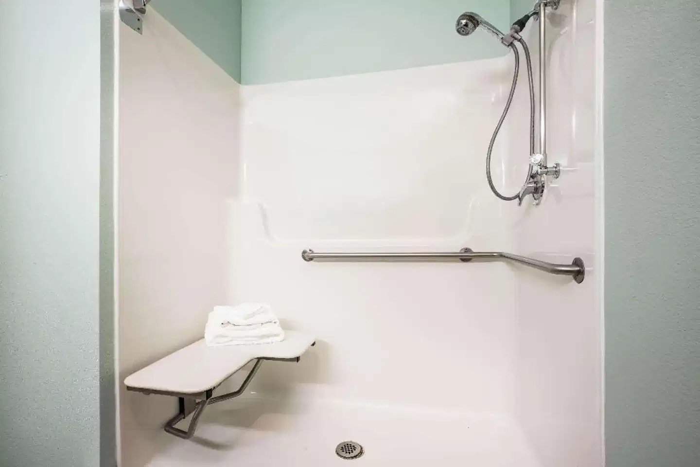 La Quinta Inn & Suites by Wyndham Newport Badezimmer