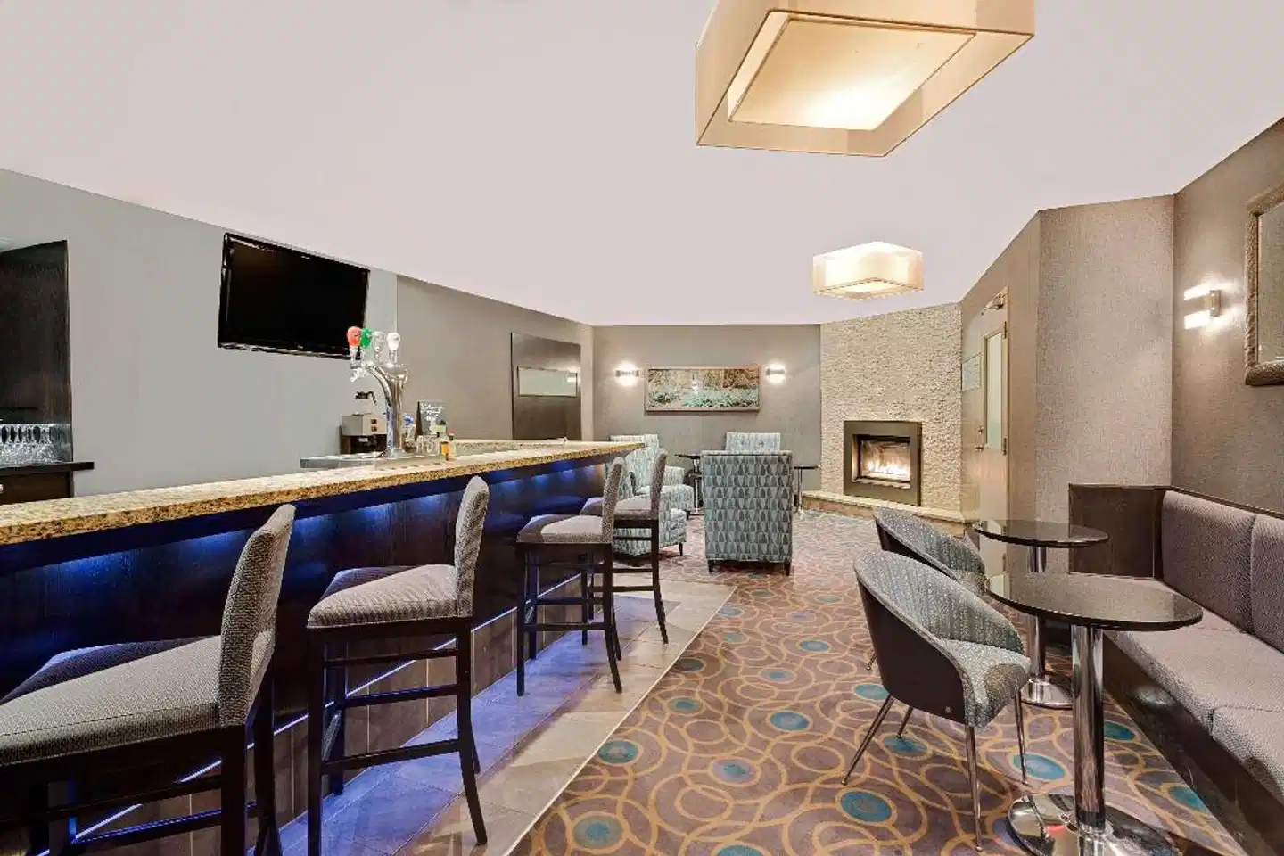 Ramada by Wyndham Kamloops Bar