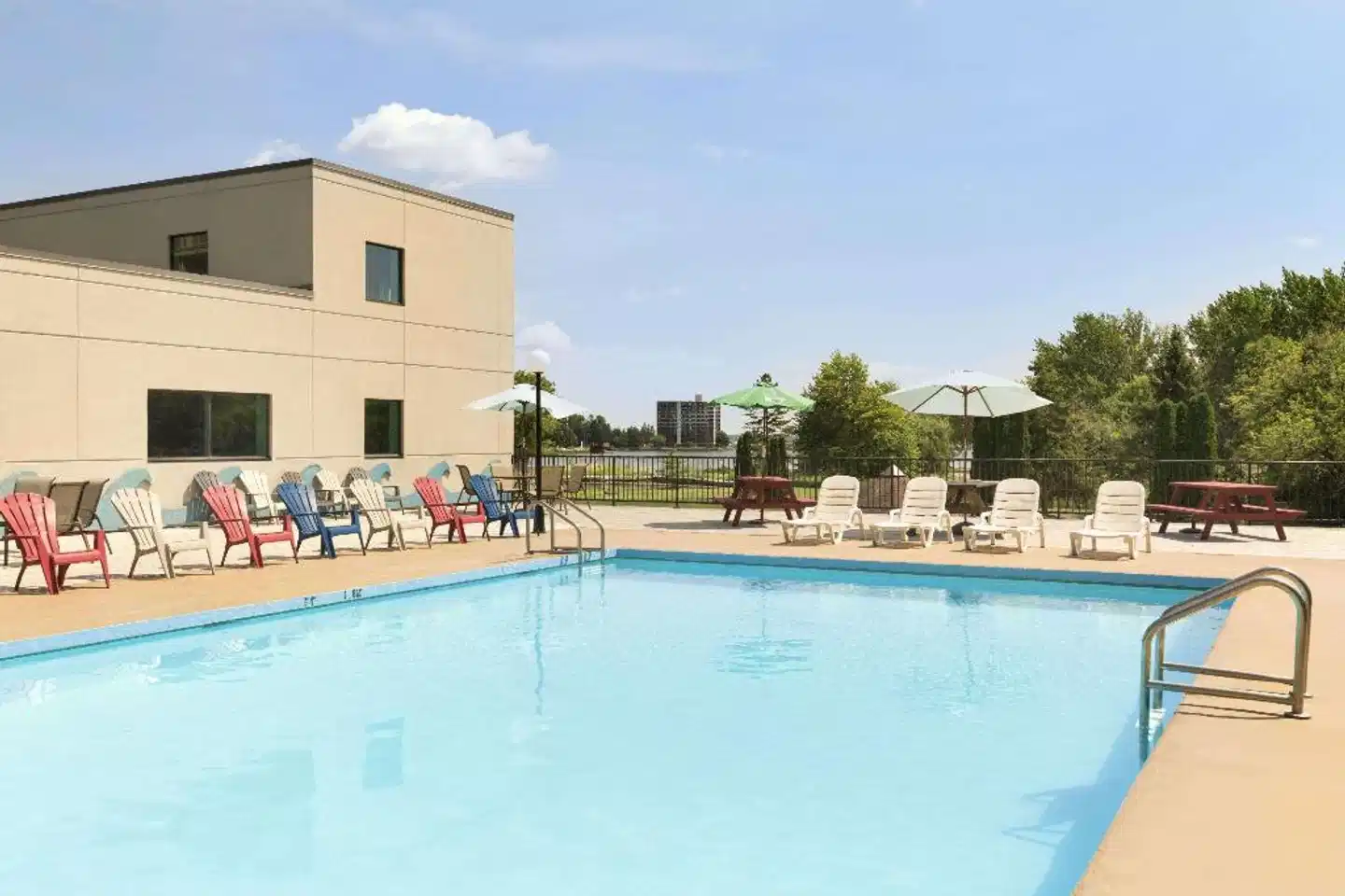 RAMADA BY WYNDHAM BELLEVILLE HARBOURVIEW C.C: Pool