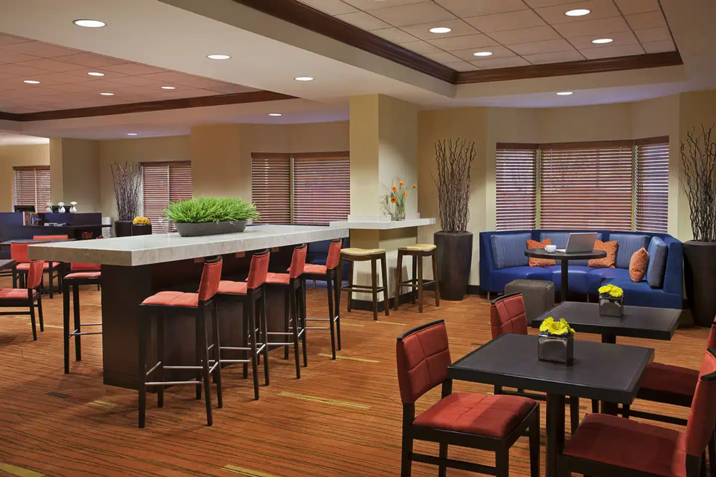Courtyard by Marriott Toronto Airport Bar