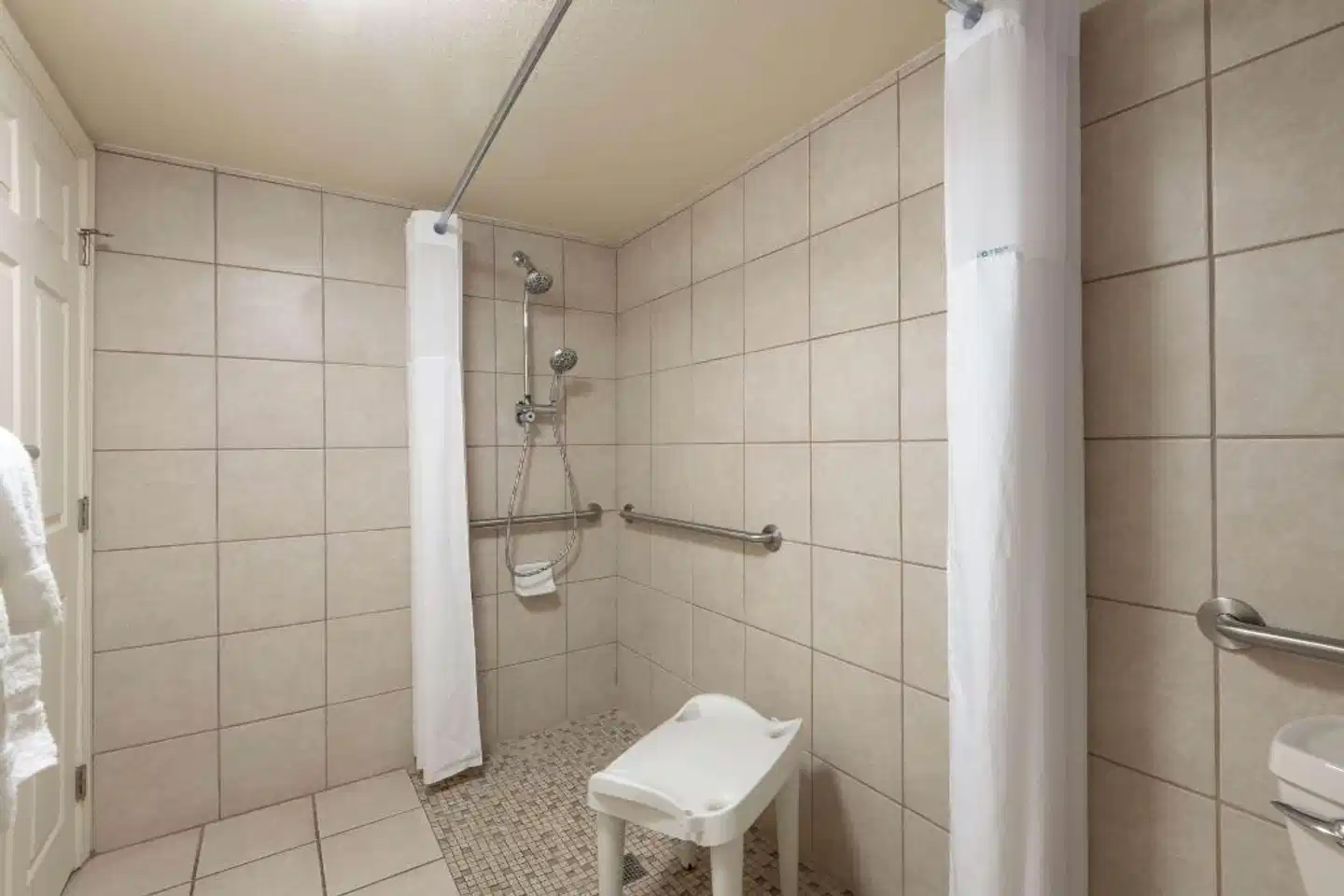 Days Inn by Wyndham Maui Oceanfront Badezimmer