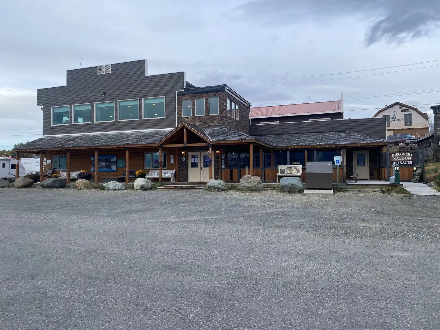 Atlin Mountain Inn Aussenansicht