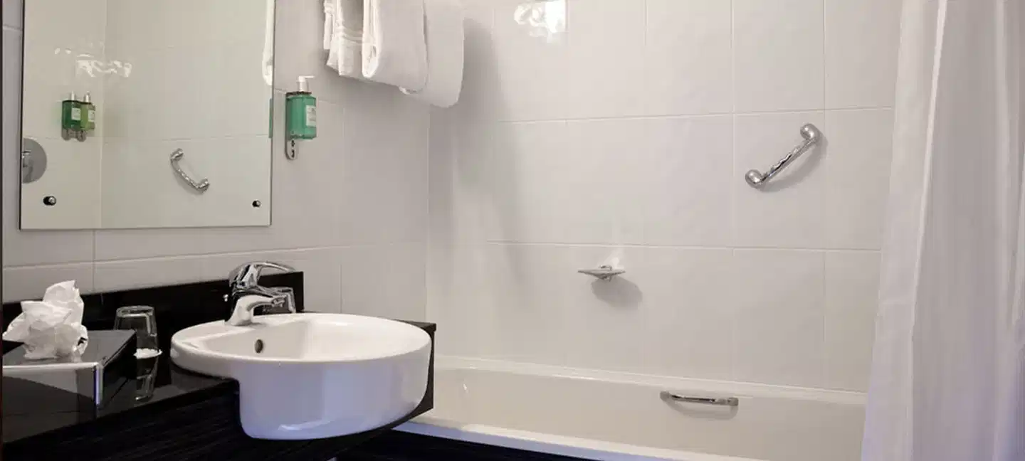 Leonardo Hotel Cork Badezimmer