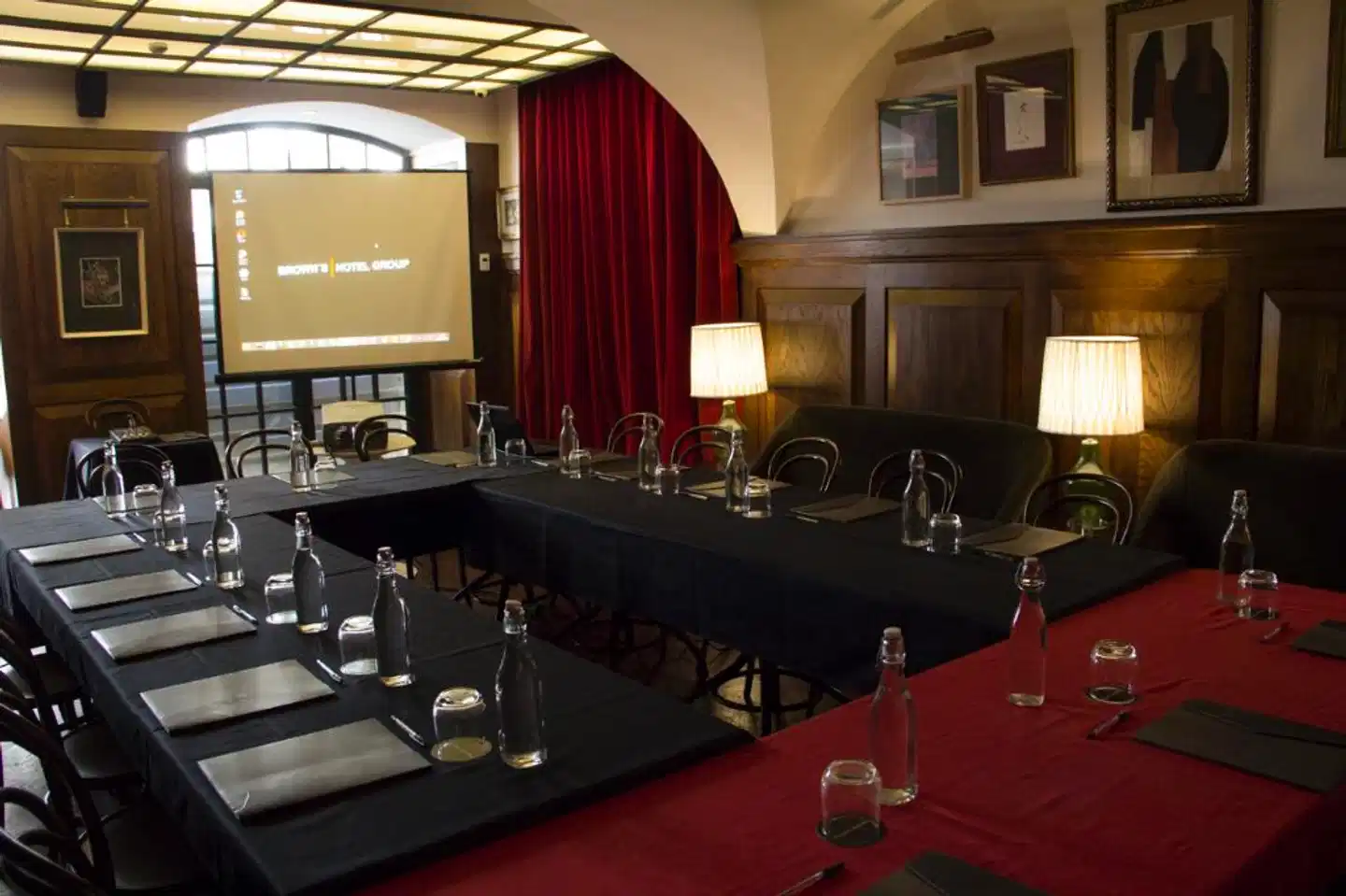 Browns Boutique Hotel & Apartments Bar