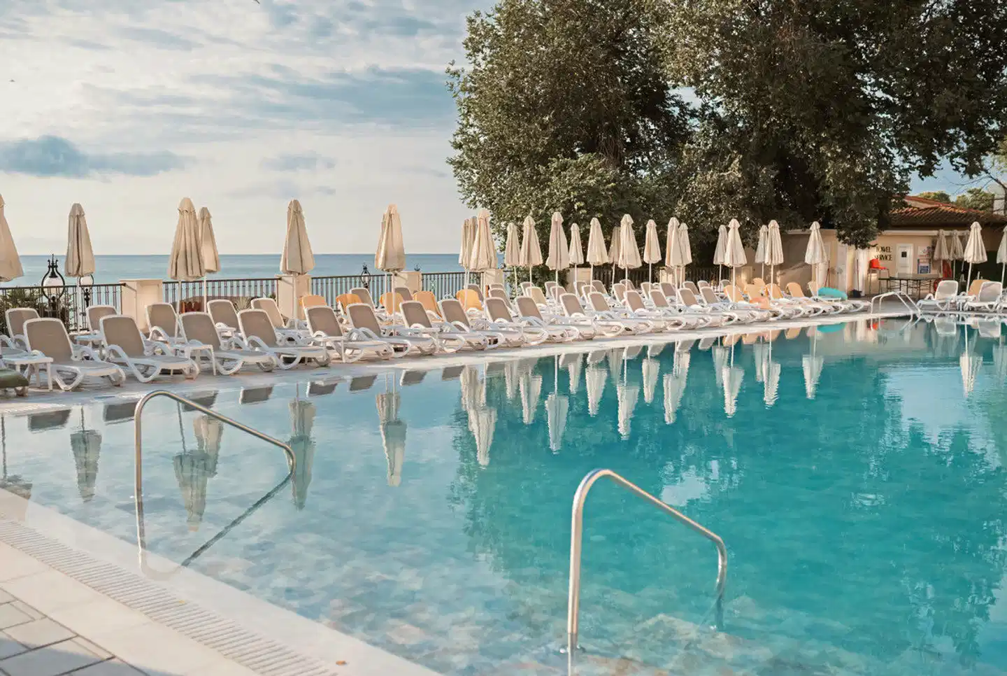 GRIFID Vistamar Pool