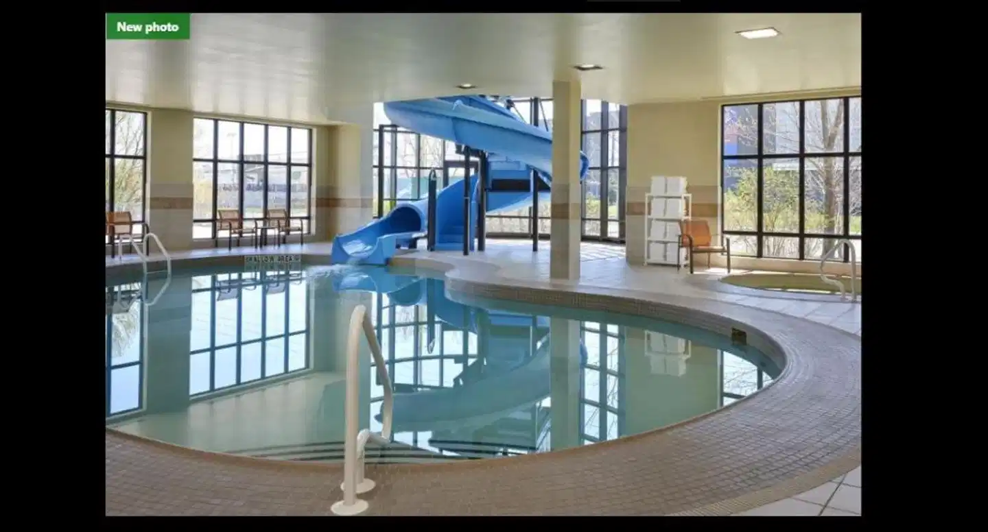 Courtyard by Marriott Kingston Highway 401/Division Street Hallenbad