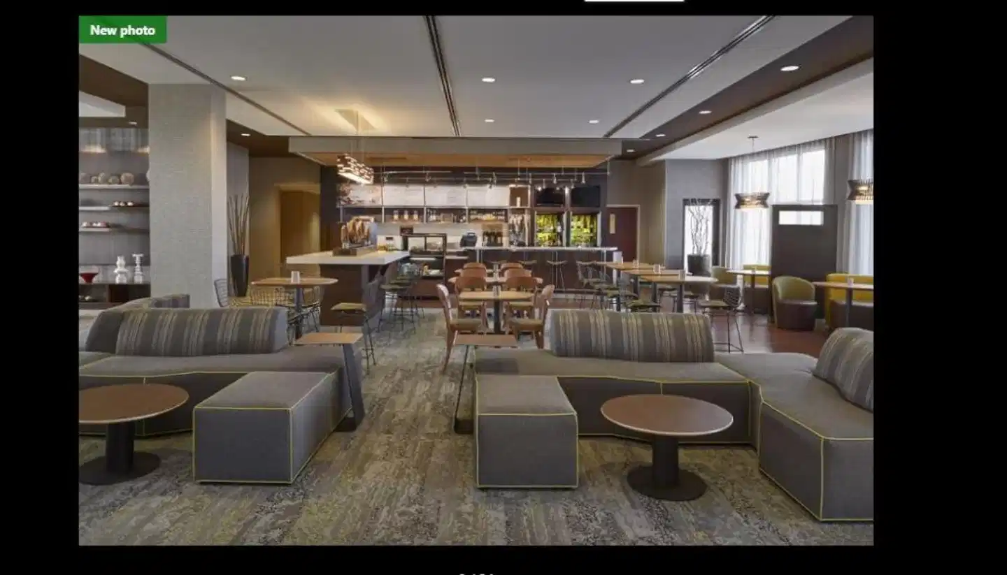 Courtyard by Marriott Kingston Highway 401/Division Street Bar