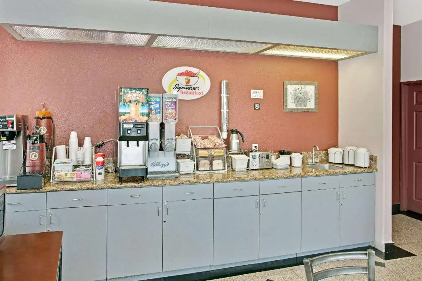 Super 8 by Wyndham Hollywood/LA Area Bar