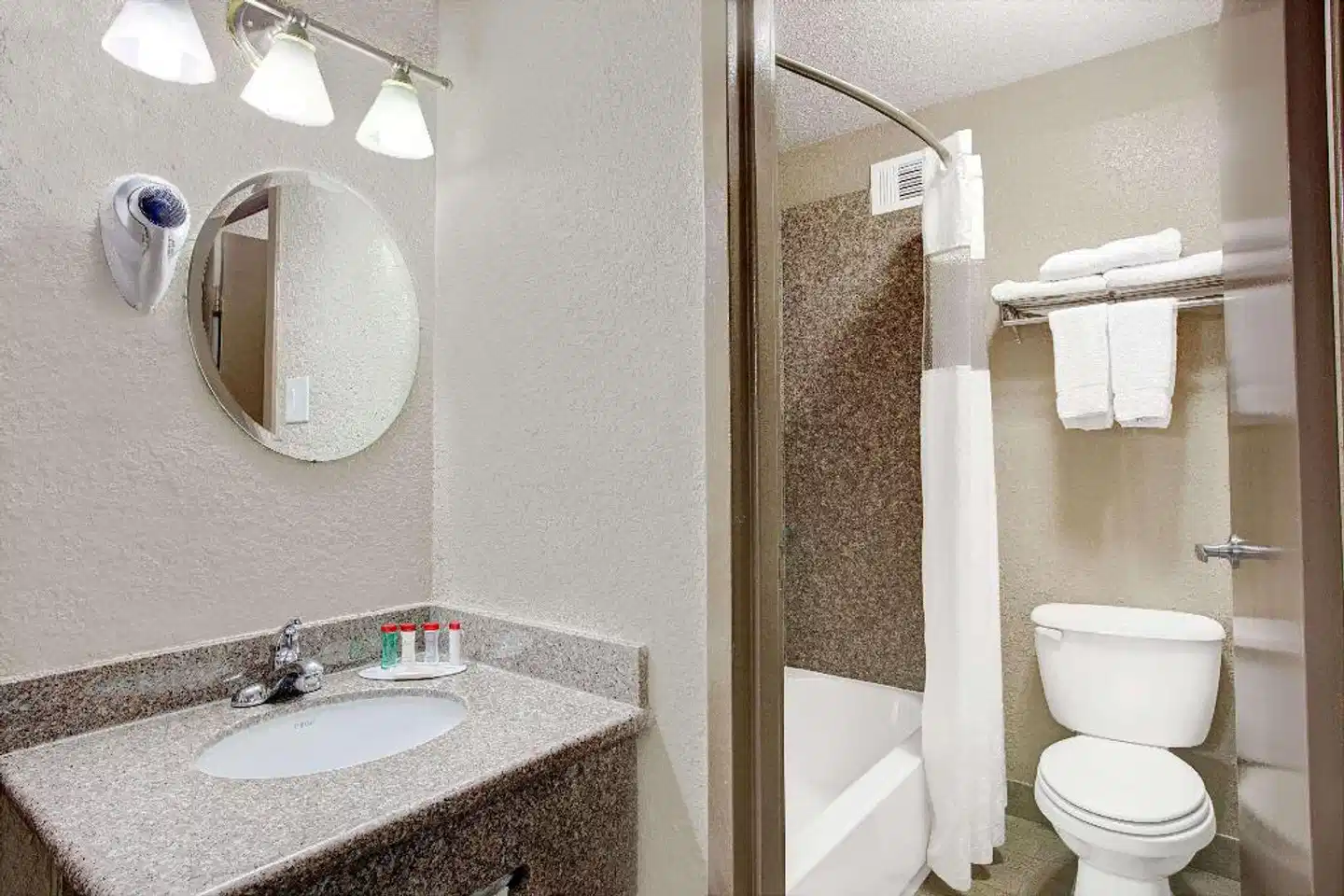 Ramada by Wyndham Houston Intercontinental Airport South Badezimmer