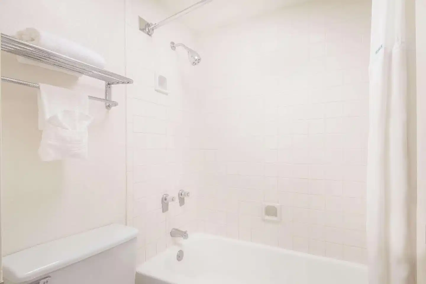 Ramada by Wyndham Albuquerque Airport Badezimmer