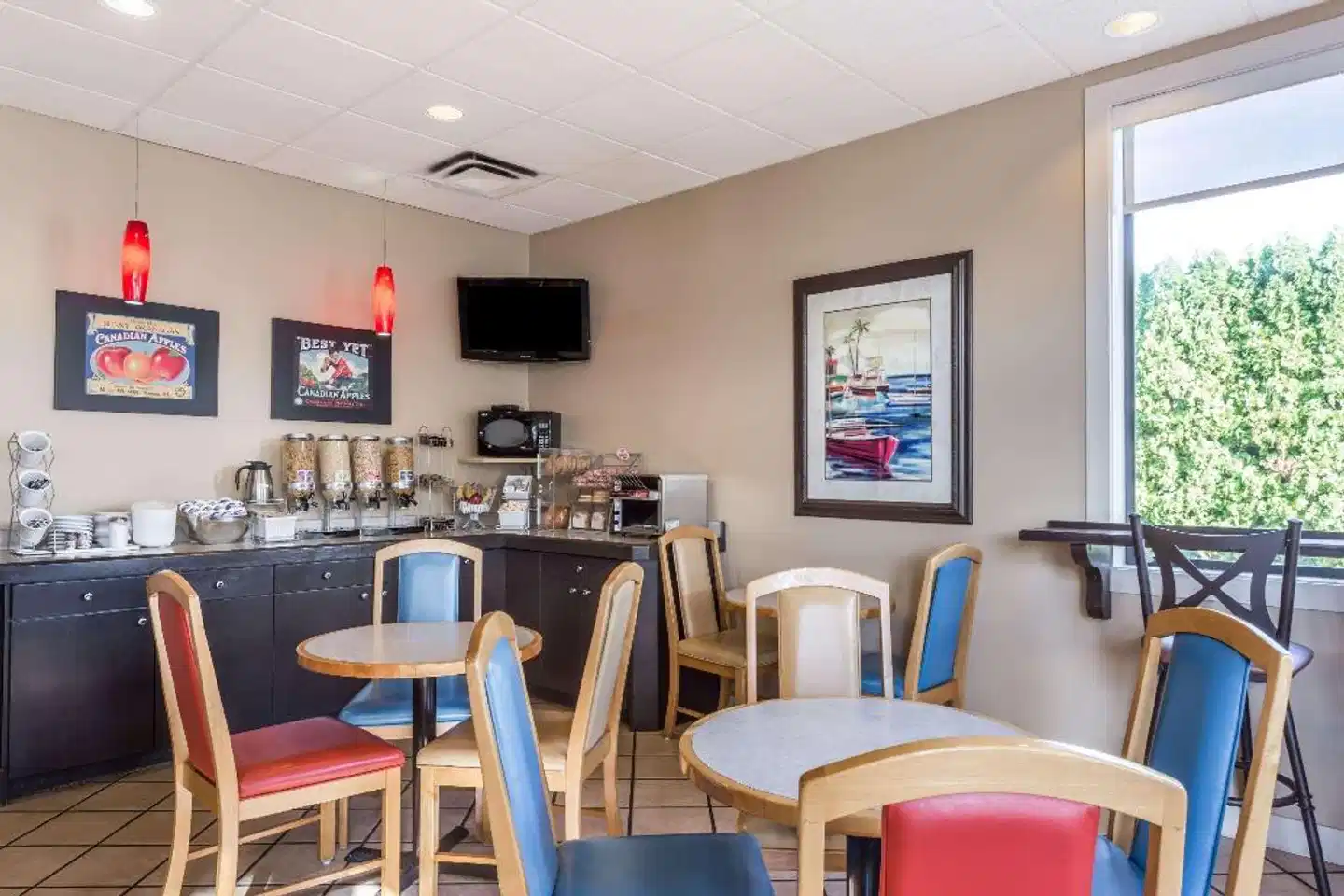 Super 8 by Wyndham Kelowna BC Bar