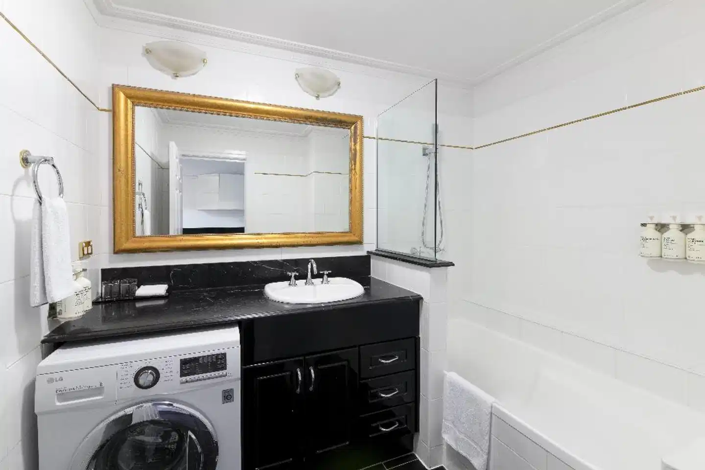 Adina Apartment Hotel Brisbane Anzac Square Badezimmer