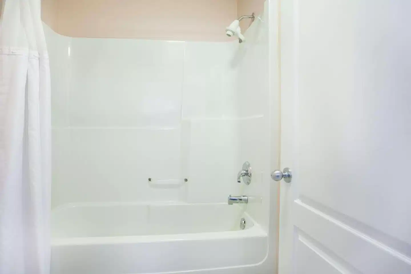 Ramada Limited 100 Mile House Badezimmer