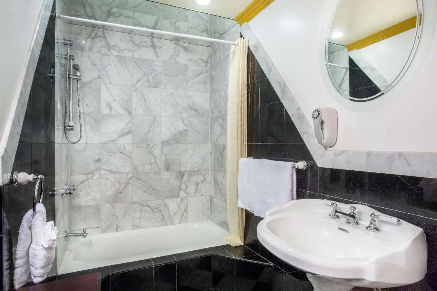 Days Inn by Wyndham Las Vegas Airport Near the Strip Badezimmer