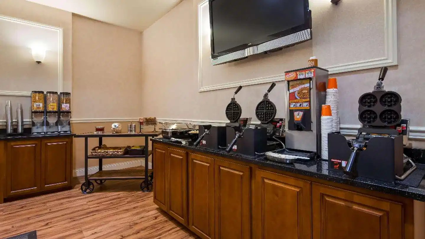 Best Western Plus Royal Oak Bar